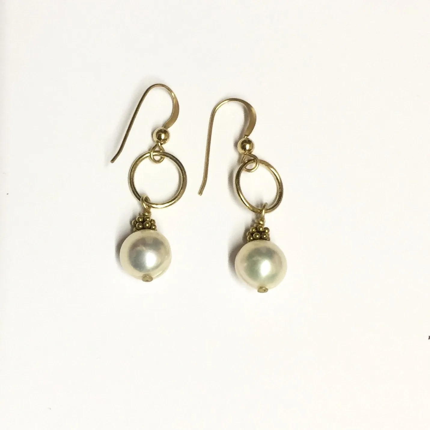 White Luster Pearl earrings in Gold